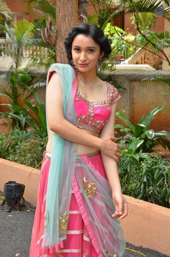 Sakshi Kakkar New Stills - 31 / 33 photos