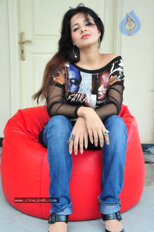 Saloni New Stills - 3 / 61 photos