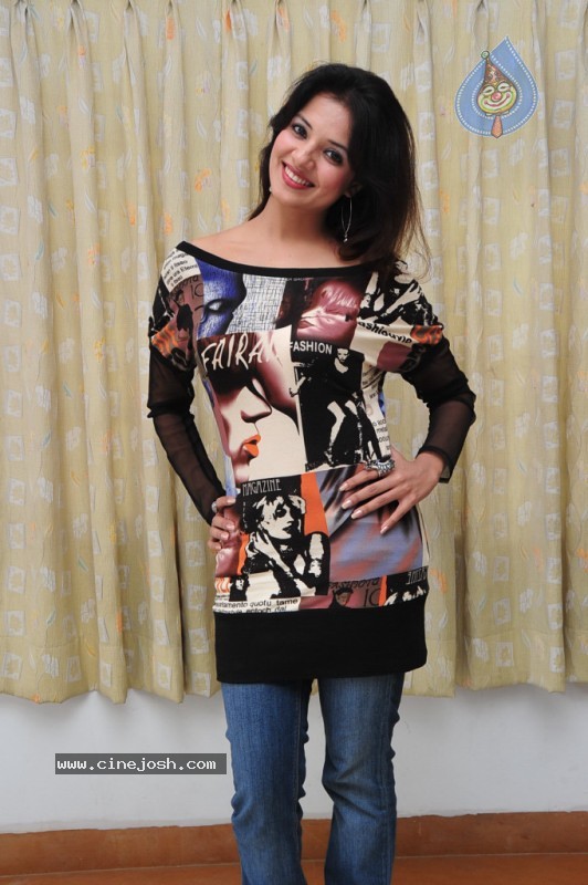 Saloni New Stills - 19 / 61 photos