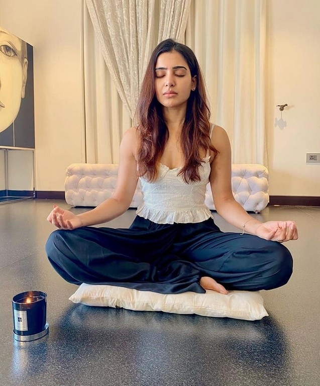 Samantha Akkineni Yoga Pics - 2 / 2 photos