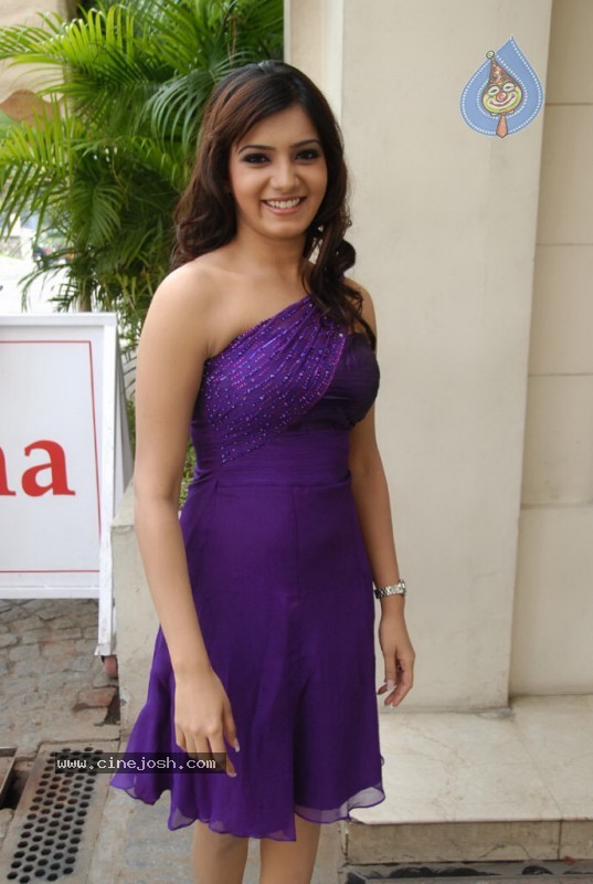 Samantha New Gallery - 39 / 47 photos