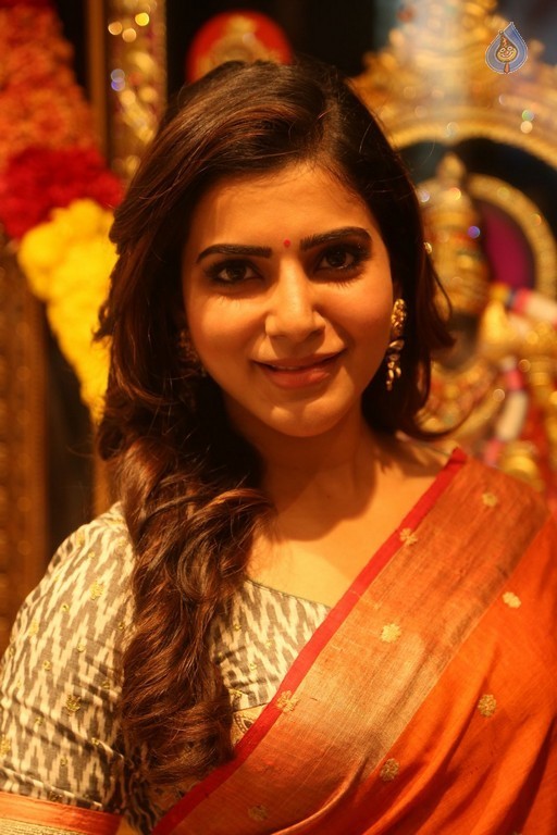 Download Elegant Samantha In Attracitve Saree Wallpaper | Wallpapers.com