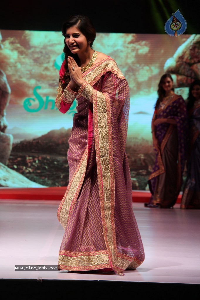 Samantha Walks the Ramp at Surat Dreams Fashion Show - 23 / 39 photos