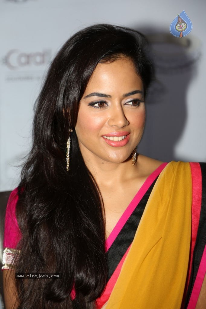 Sameera Reddy New Stills - 34 / 79 photos