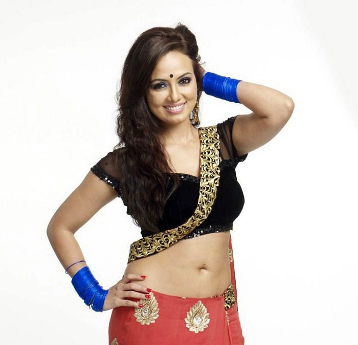 Sana Khan Hot Stills - 13 / 24 photos