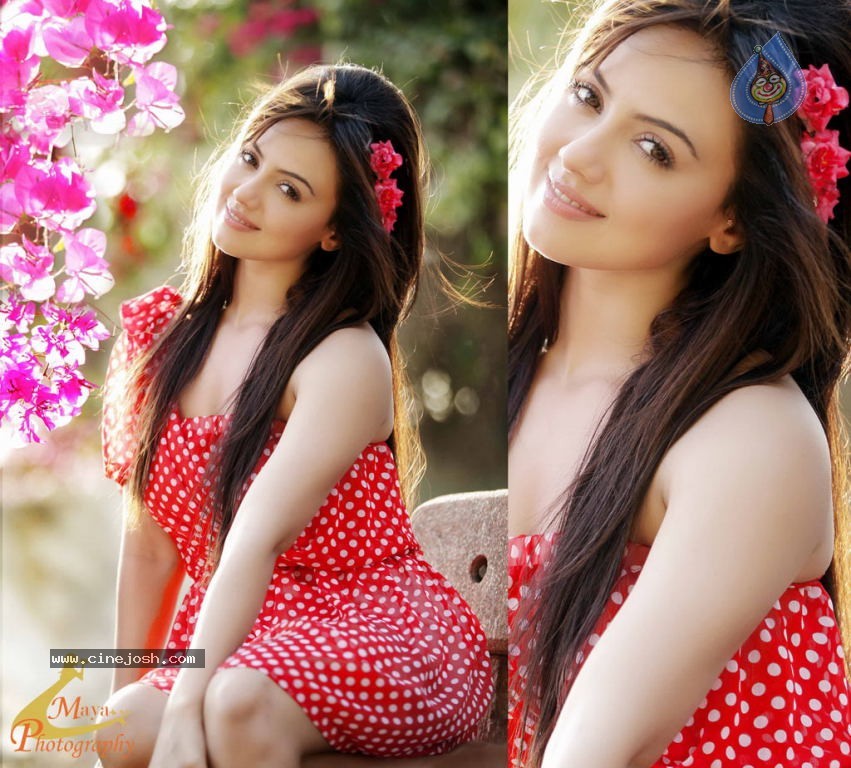 Sana Khan Hot Stills - 7 / 36 photos