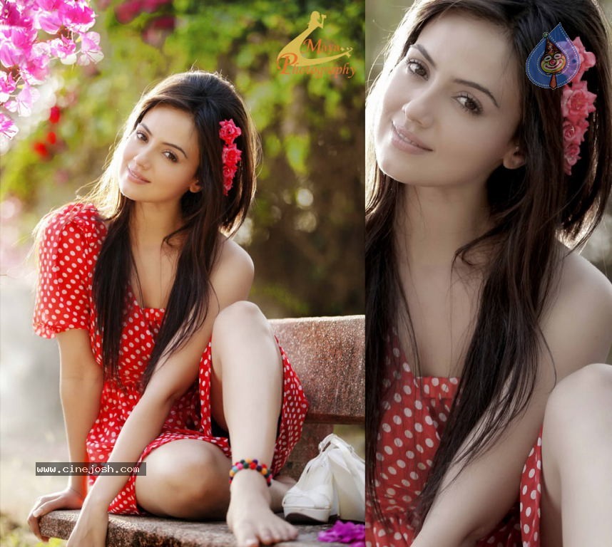 Sana Khan Hot Stills - 19 / 36 photos