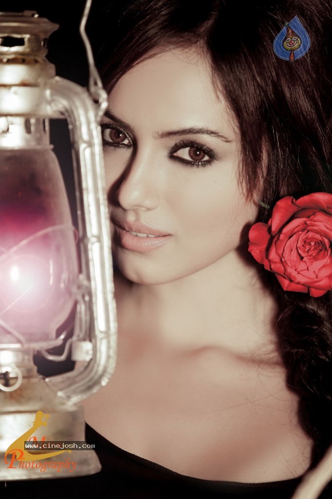 Sana Khan Hot Stills - 21 / 36 photos