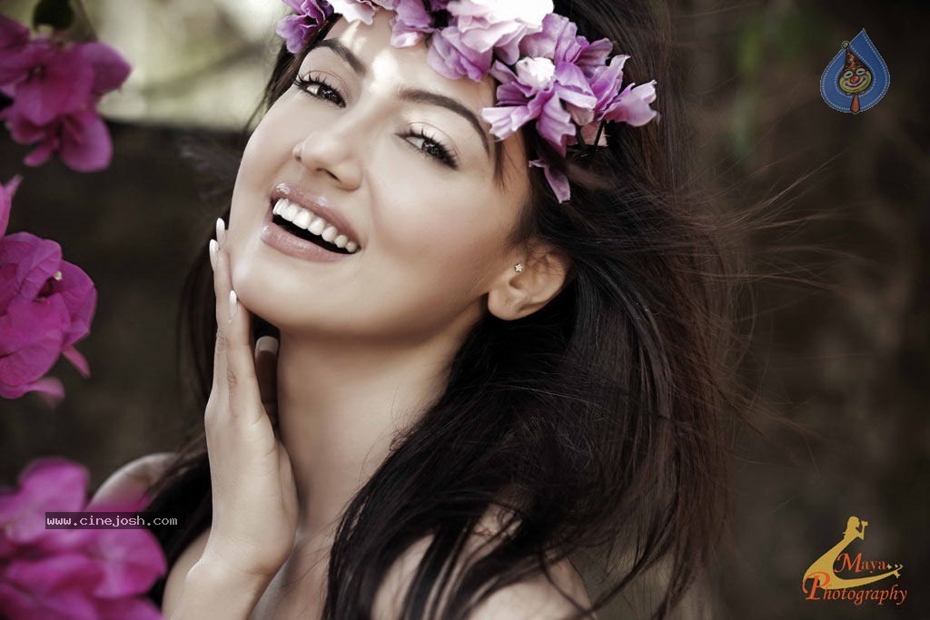 Sana Khan Hot Stills - 22 / 36 photos