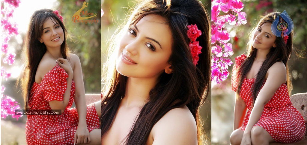 Sana Khan Hot Stills - 35 / 36 photos