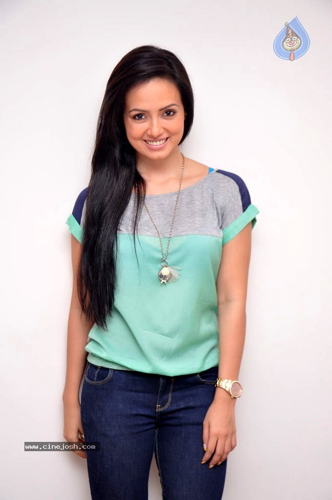 Sana Khan Latest Stills - 14 / 68 photos