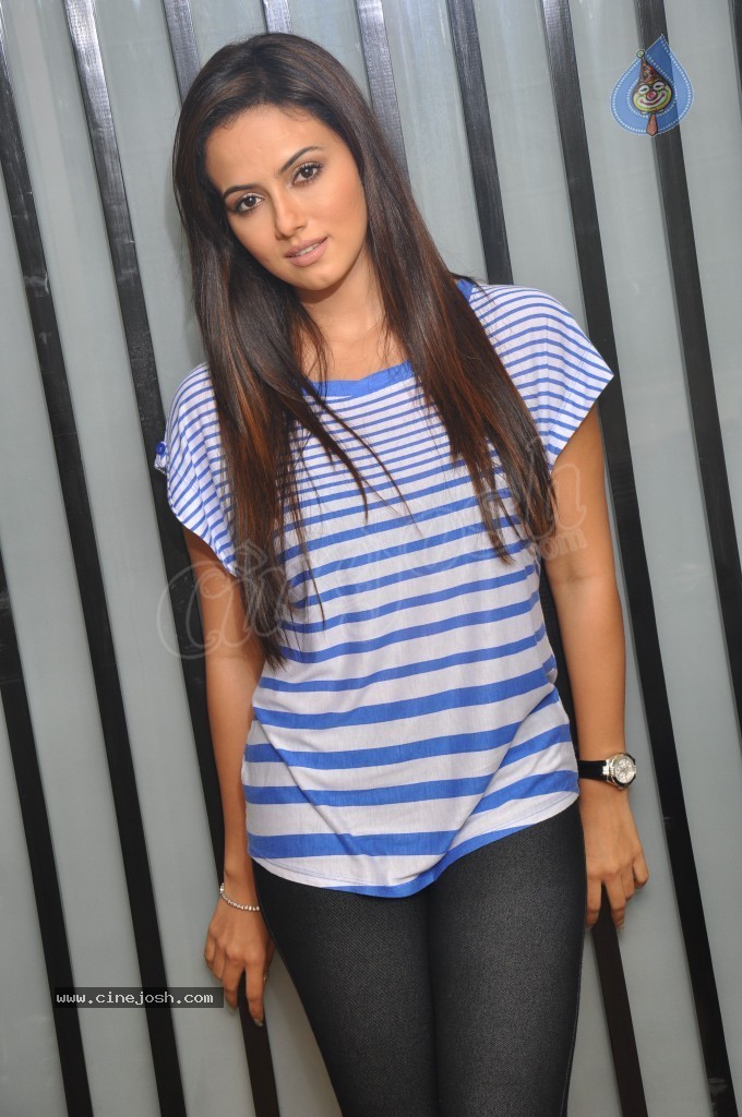 Sana Khan New Stills - 29 / 58 photos