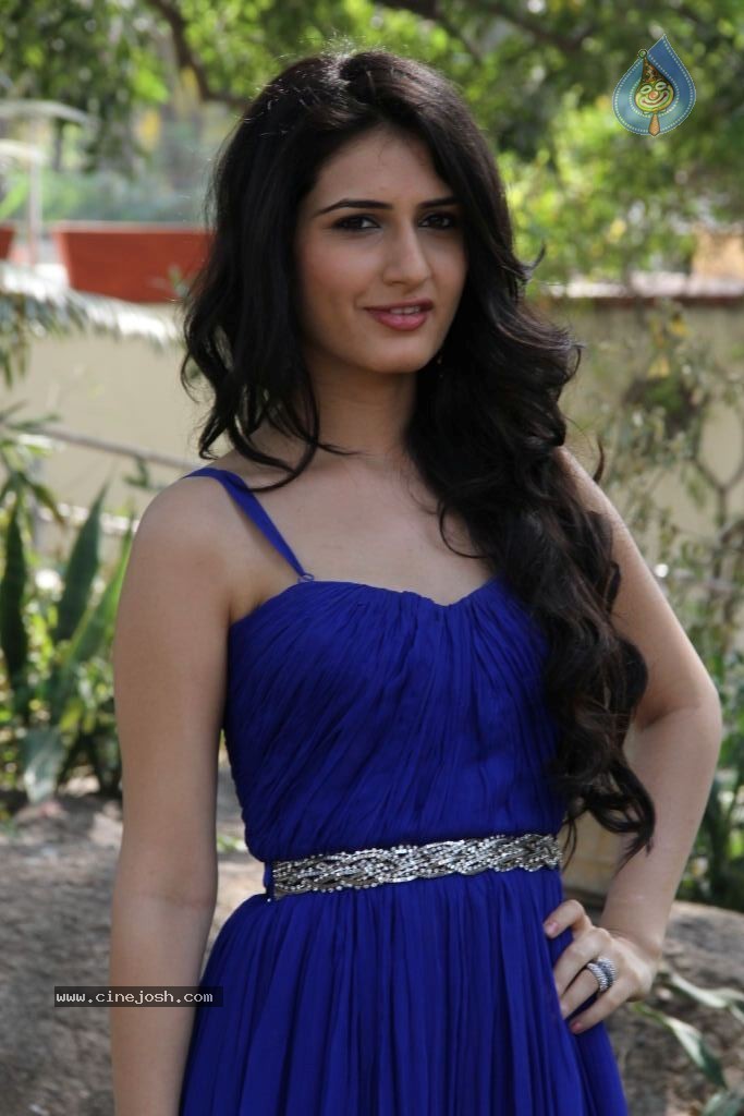 Sana Stills - 1 / 36 photos