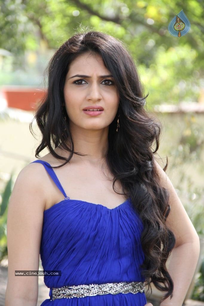 Sana Stills - 14 / 36 photos