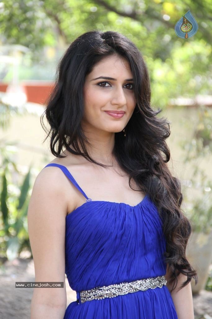 Sana Stills - 19 / 36 photos