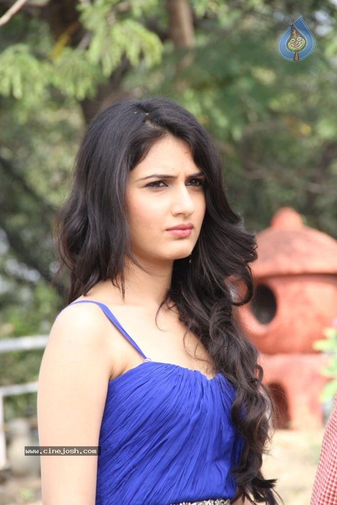 Sana Stills - 20 / 36 photos
