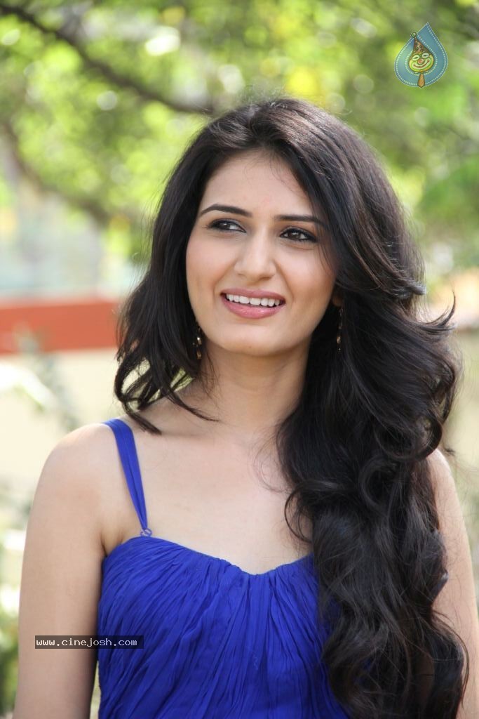 Sana Stills - 21 / 36 photos