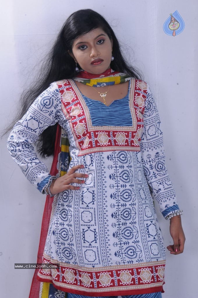 Saniya Stills - 4 / 79 photos