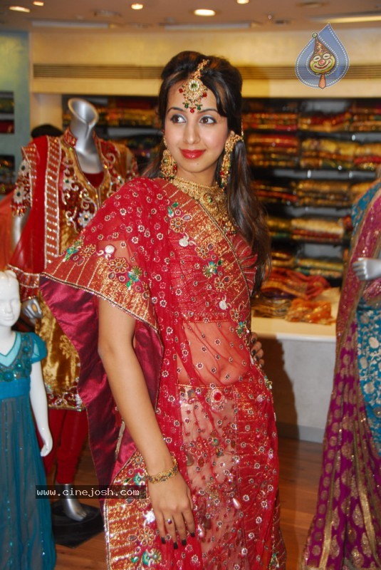Sanjana at Neeru's Shopping mall - 17 / 55 photos