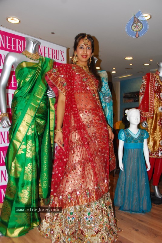 Sanjana at Neeru's Shopping mall - 18 / 55 photos