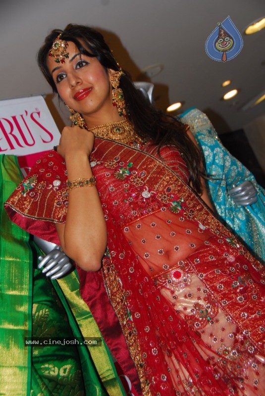 Sanjana at Neeru's Shopping mall - 26 / 55 photos