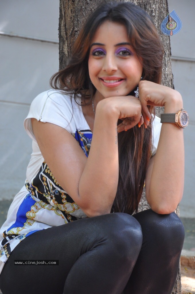 Sanjana Latest Pics - 27 / 93 photos