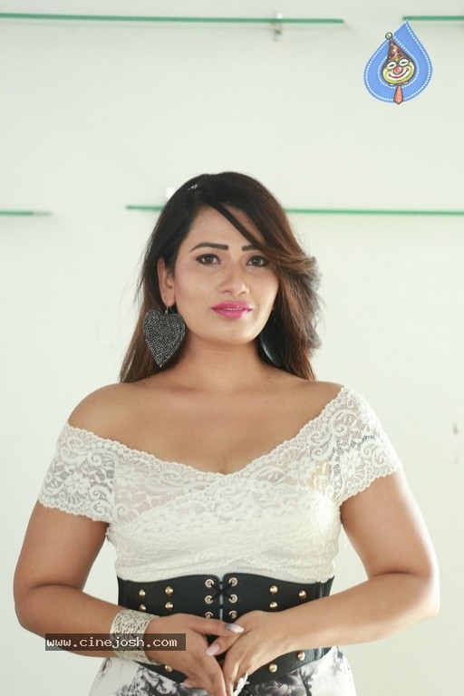 Sanjana Naidu Photos - 8 / 21 photos