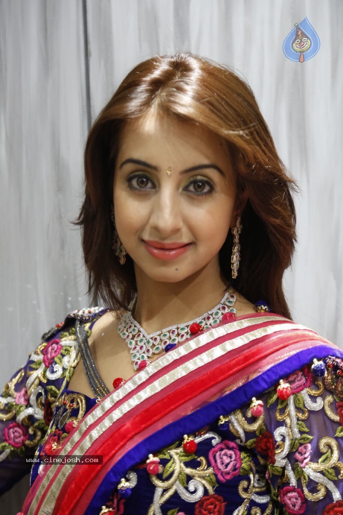 Sanjana New Hot Photos - 72 / 149 photos