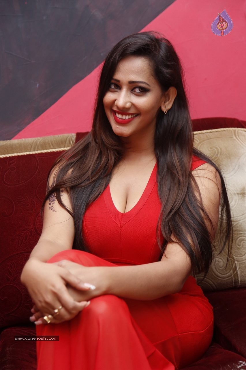 Sanjana Singh Latest Gallery - 5 / 52 photos
