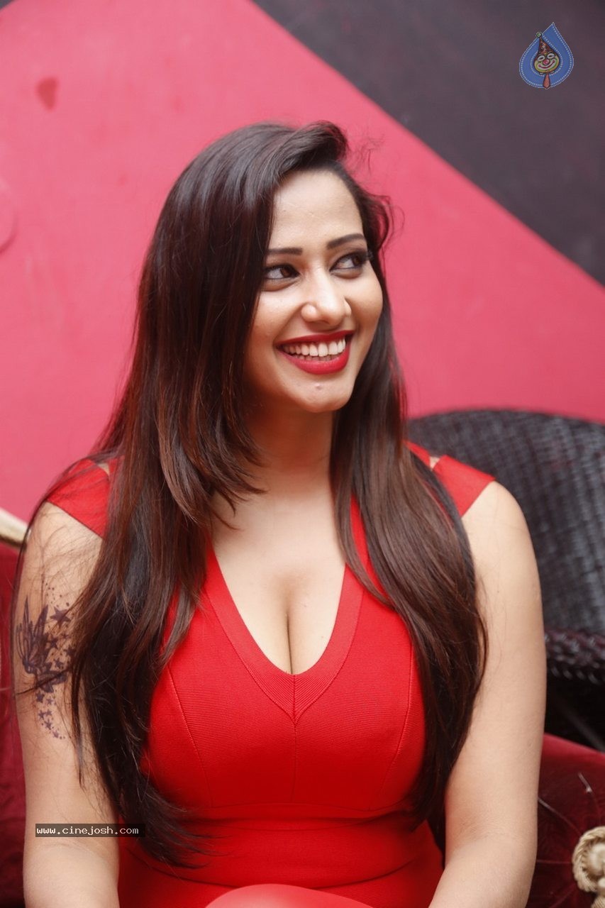 Sanjana Singh Latest Gallery - 14 / 52 photos