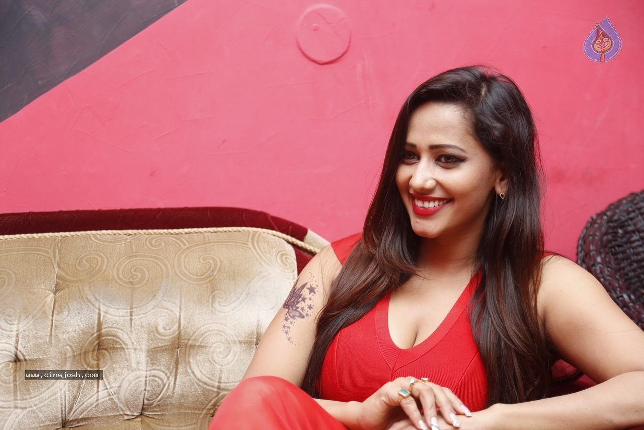 Sanjana Singh Latest Gallery - 25 / 52 photos