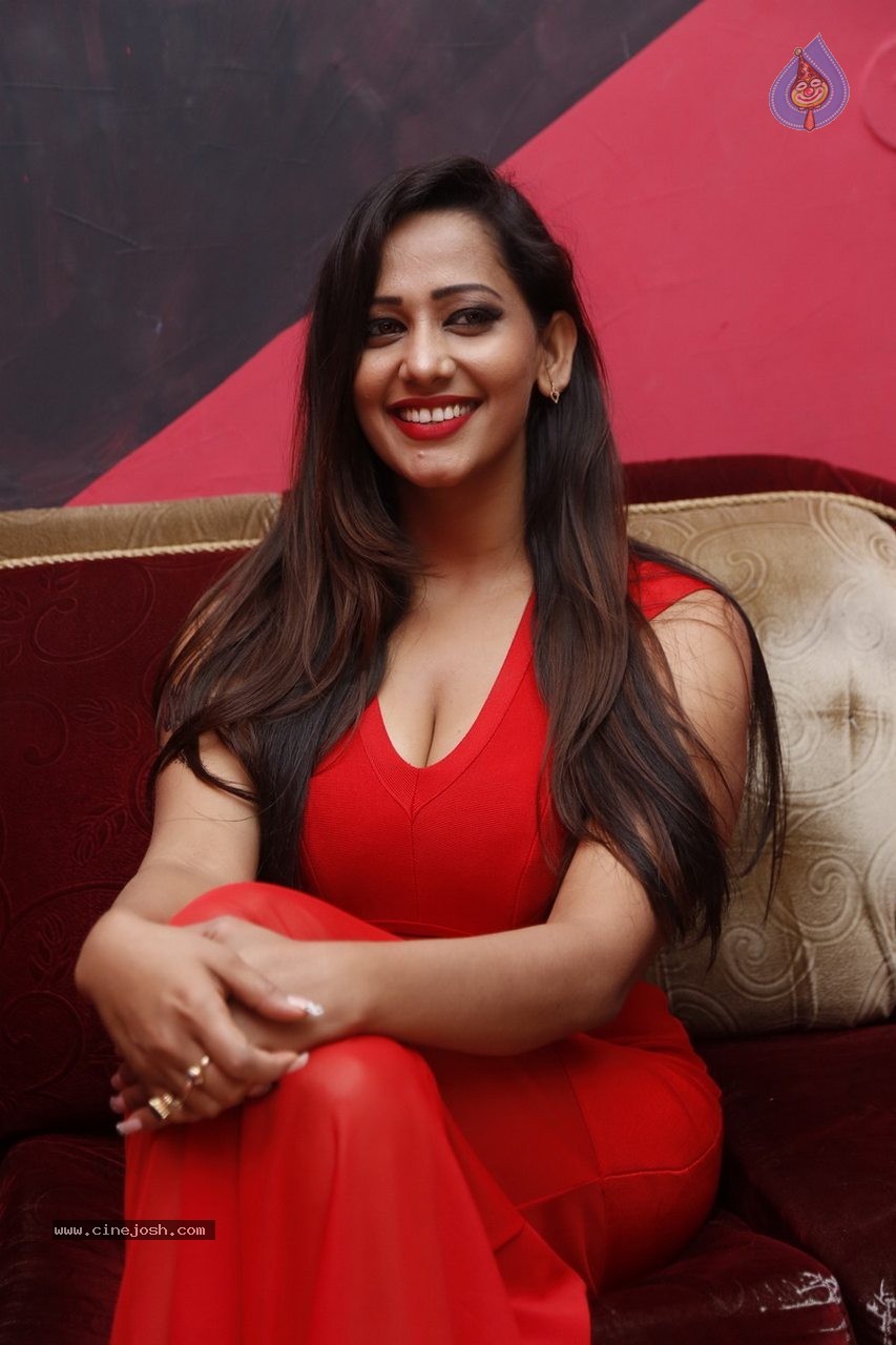 Sanjana Singh Latest Gallery - 26 / 52 photos