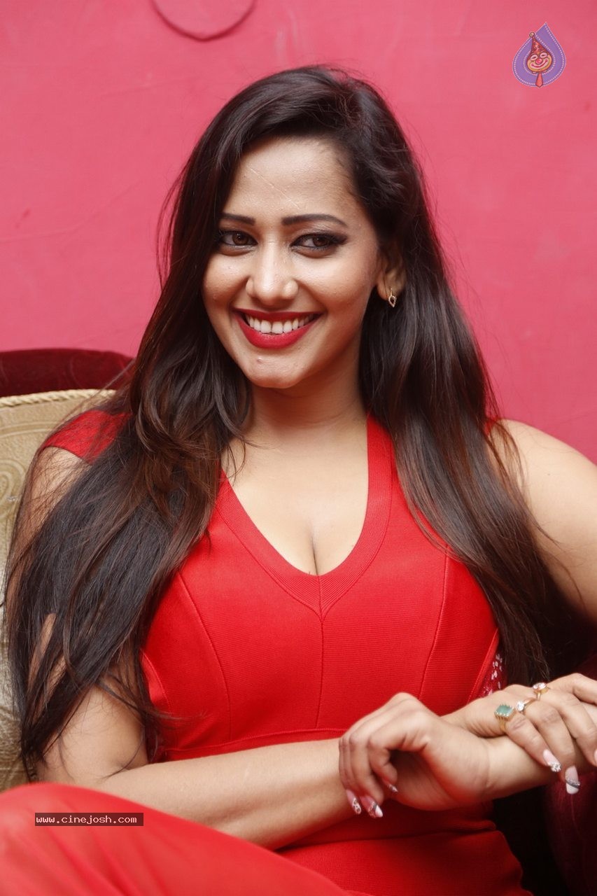 Sanjana Singh Latest Gallery - 28 / 52 photos