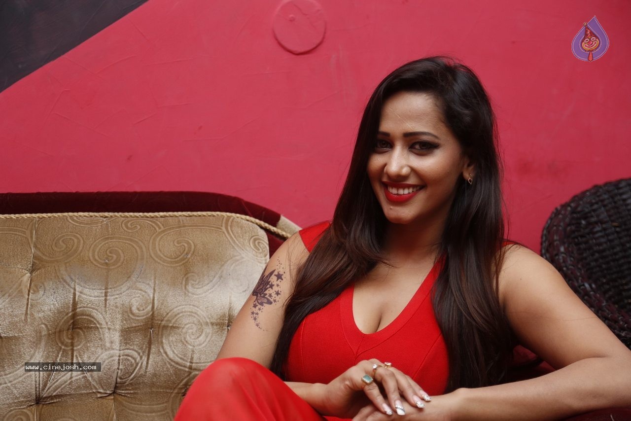 Sanjana Singh Latest Gallery - 30 / 52 photos
