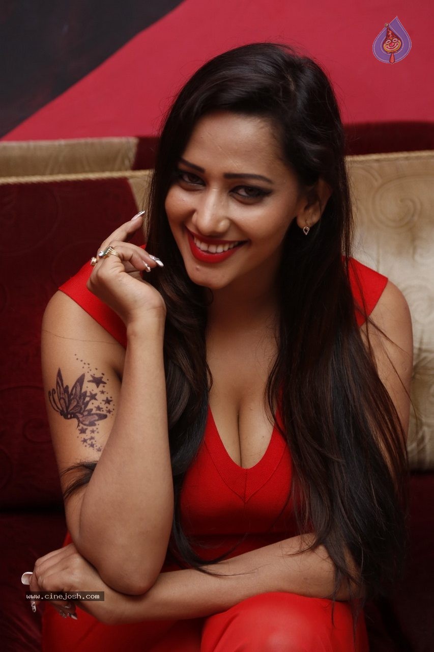 Sanjana Singh Latest Gallery - 34 / 52 photos
