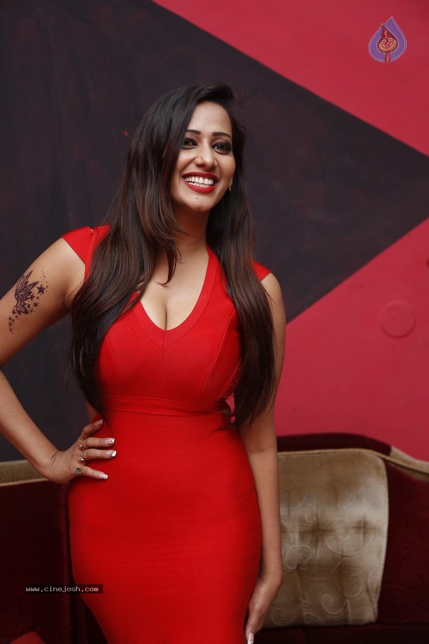 Sanjana Singh Latest Gallery - 46 / 52 photos