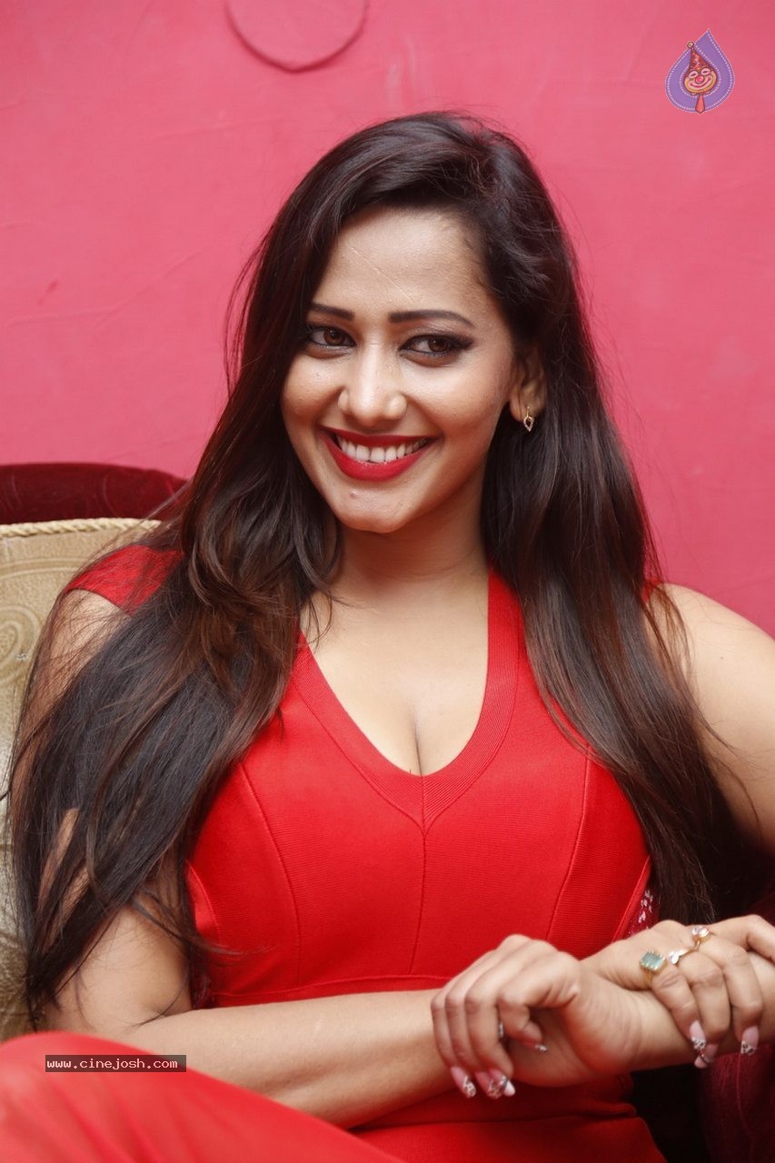 Sanjana Singh Latest Gallery - 48 / 52 photos