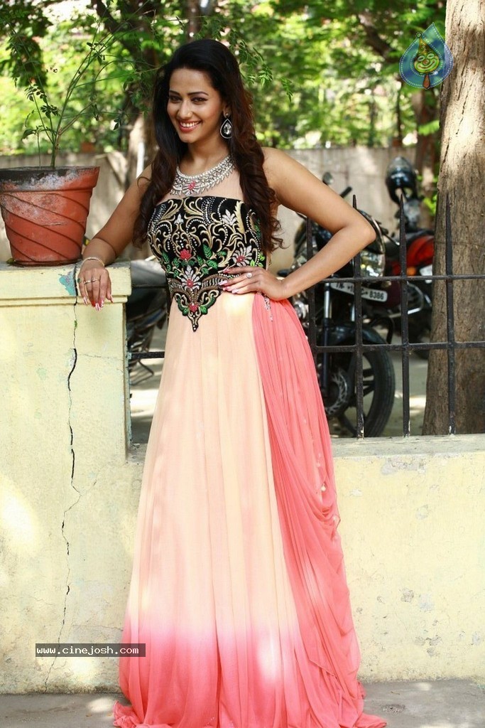 Sanjana Singh New Photos - 7 / 37 photos