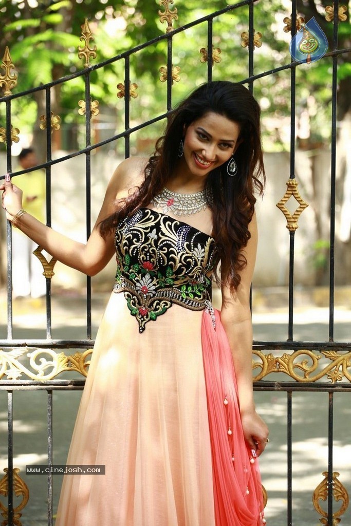 Sanjana Singh New Photos - 9 / 37 photos