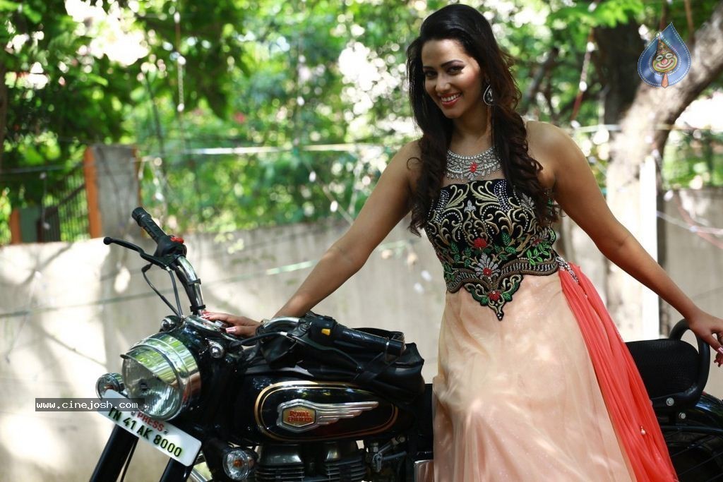 Sanjana Singh New Photos - 14 / 37 photos