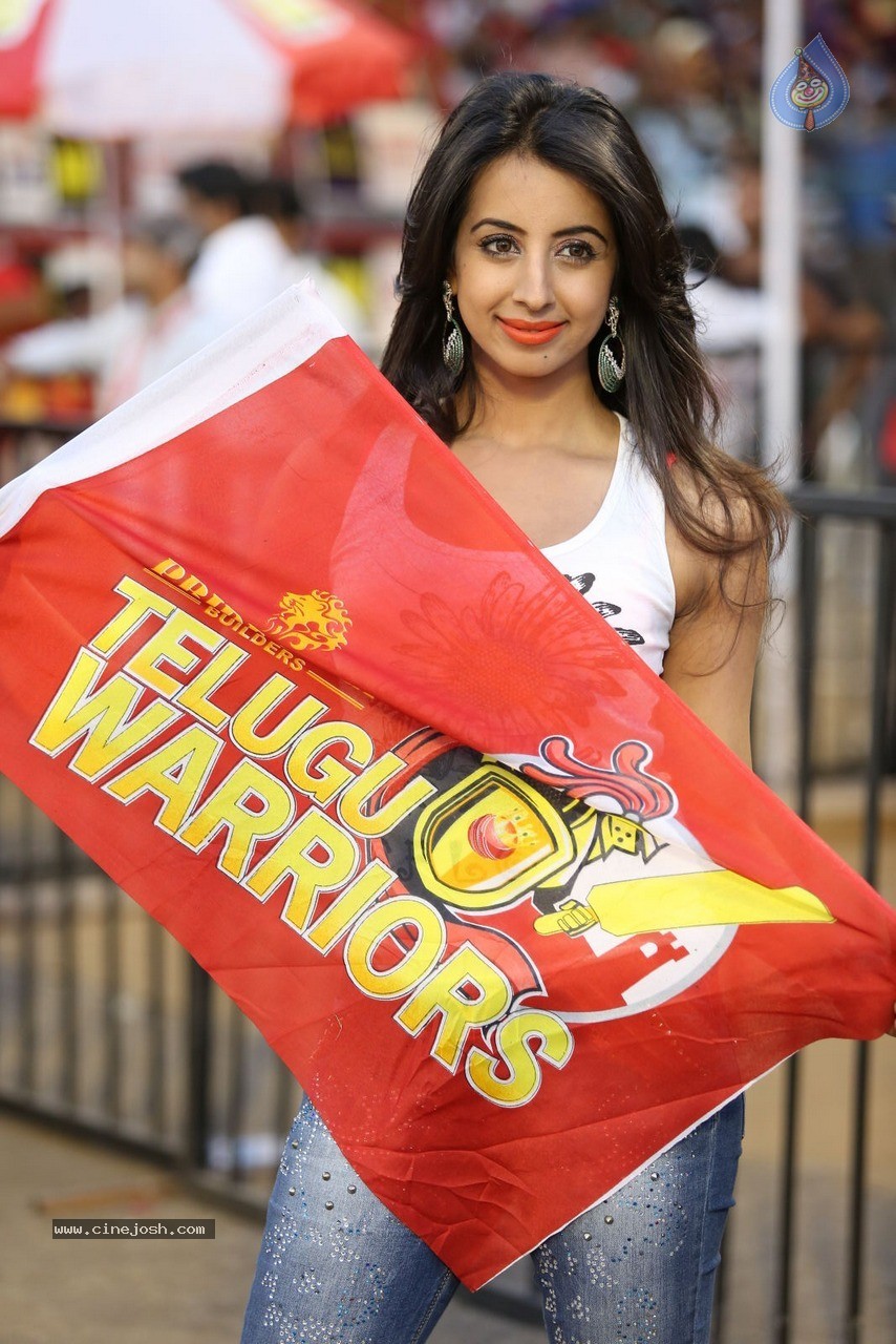 Sanjjanaa at CCL 5 Match - 28 / 37 photos