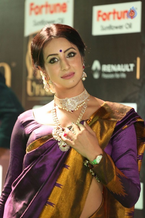 Sanjjanaa at IIFA 2017 - 7 / 41 photos
