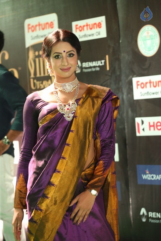 Sanjjanaa at IIFA 2017 - 8 / 41 photos