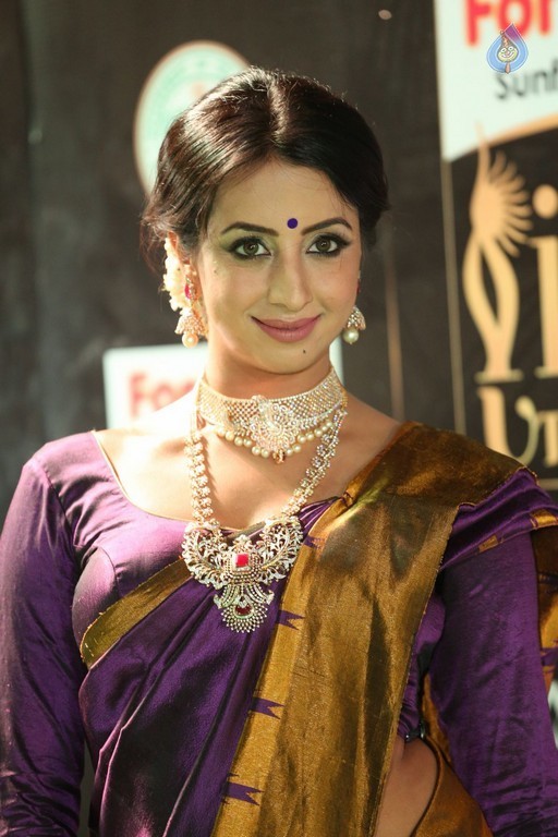 Sanjjanaa at IIFA 2017 - 12 / 41 photos