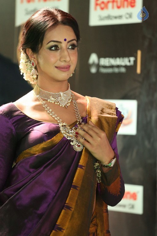 Sanjjanaa at IIFA 2017 - 13 / 41 photos