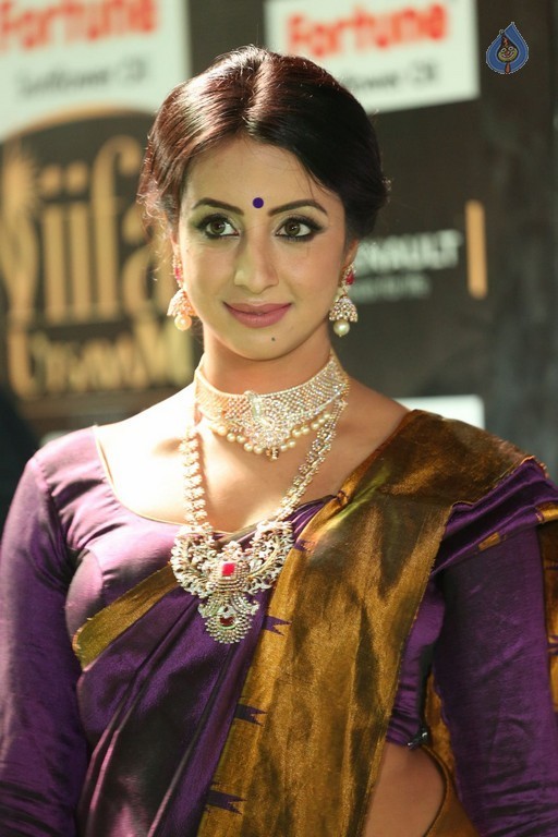 Sanjjanaa at IIFA 2017 - 15 / 41 photos