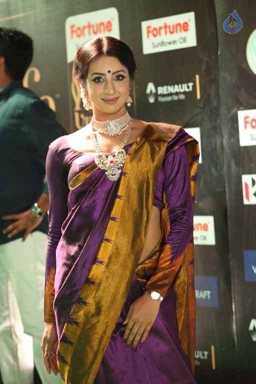 Sanjjanaa at IIFA 2017 - 16 / 41 photos