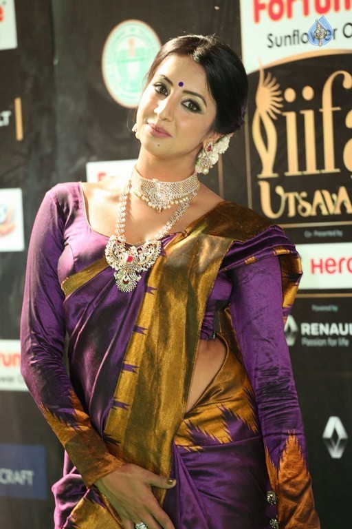 Sanjjanaa at IIFA 2017 - 23 / 41 photos