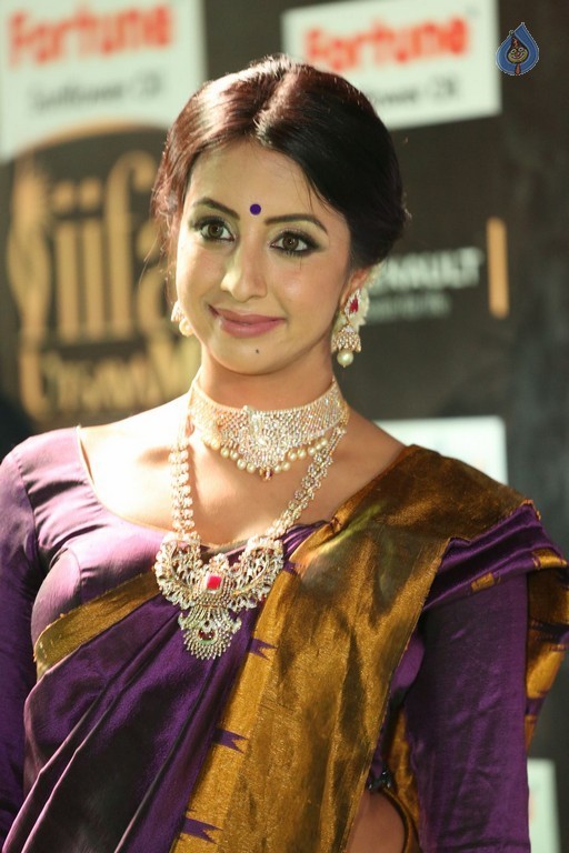 Sanjjanaa at IIFA 2017 - 27 / 41 photos