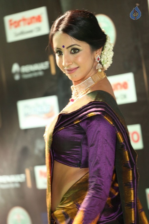 Sanjjanaa at IIFA 2017 - 28 / 41 photos